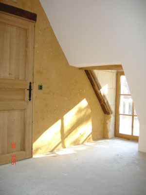 Mur enduit à la chaux et sable brut + badigeon de chaux naturelle sur les rampants (photo)