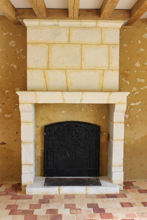 Cheminée taillée par L'Atelier de la Pierre