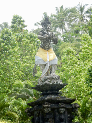 Op het tempelcomplex is een standbeeld ter ere van de god Indra te zien. 