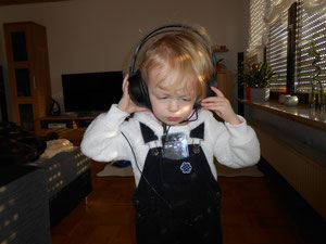 Kindermusik über Kopfhörer hören ist einfach klasse !