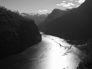 ETRE UNE GOUTTE D'EAU POUR REJOINDRE UN OCEAN DE VIES