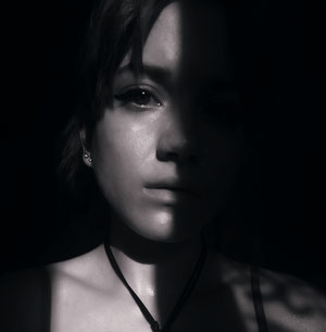 Profilbild von Steffi in schwarz-weiß, wobei nur die Hälfte des Gesichts von der Sonne beschienen wird.