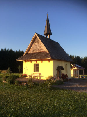 Kapelle im Abendlicht