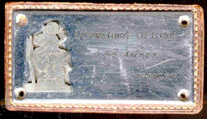 Plaque indentifiant le laboratoire comme étant domocilié à Tanger au Maroc au début des années 1950.