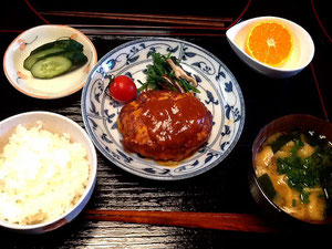 10/23 わかめと油揚げの味噌汁、豆腐ハンバーグ、ほうれん草と椎茸のソテー、きゅうりの漬物、プチトマト、みかん
