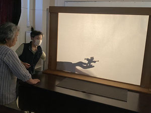 おはなしと影絵劇の会　野の花　物語のシーン毎に調整・練習