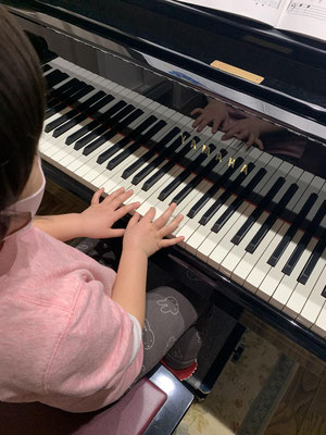 ピアノ演奏する生徒さん