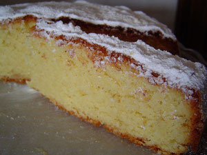Torta de cielo con dos o tres nubes