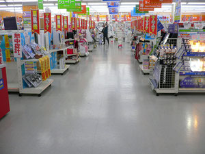 電気量販店 床面清掃前