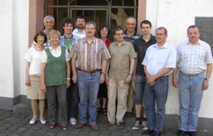 Das Autorenteam 2008, von links nach rechts: Waltraud Geller, Rudolf Laux, Doris Dohler, Marius Klinkner, Bernhard Kreutz, M. Heinz Bremm, Doris Castor, Andreas Breitbach, Bernd Heimes, Christopher Thiel, Oliver Diehl und Werner Bauer (Pumpenfest e.V.)