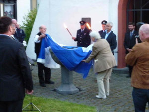 Elisabeth Köllmer-Hieronimi (Bad Kissingen), die Ideengeberin für die Aufstellung an dieser Stelle und Günter Thiel, der seit Jahren den Platz pflegt, bei der Enthüllung.
