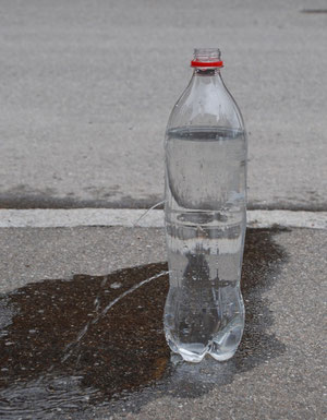 Wasserflasche mit zwei Löchern ohne Deckel