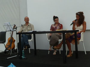 A legger poesie sull'isola Tiberina Roma 4 luglio 2012