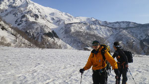 29日、金山沢を背に、双子尾根へ向かう