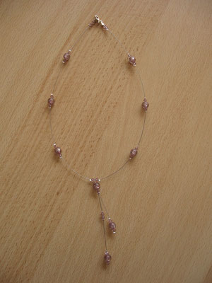 Modèle 18 : longueur 47,5 cm, perles rondes pailletées mauve, toupies swarowski : 8 euros.