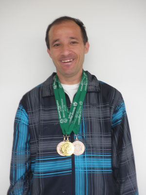 Miguel Ángel con sus tres medallas