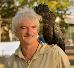 Ich mit einem schwarzen Kakadu in Australien