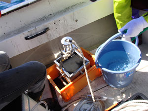 船上では、堆積物のサンプリングや、特殊な装置を使って水底下の地層を調べます