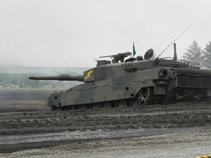 キャタピラの音を立てながら、堂々と進入する世界トップレベルの戦車　90式戦車!!