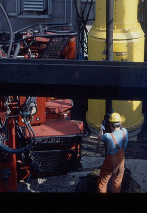 Rechts der Fuß des gelben Pipehandlers, links die rote Maschine verschraubt die Gestängeteile