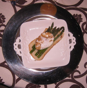 Espárragos con Huevo Escalfado