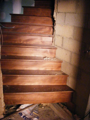 escalier en bois mis en place sur chantier