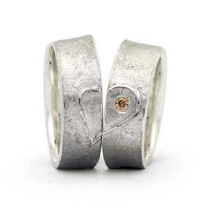 design Eheringe mit geteiltem Herz, Herz Ringe, außergewöhnliche Eheringe, besondere trauringe, handgemachte trauringe, design trauringe, Goldschmiede Hanau, Herz, Struktur, Frankfurt, besondere Herz Trauringe, Brillant, Gold, Silber, Platin, Weißgold