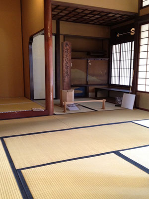 千駄木・旧安田楠雄邸の和室。座敷に座り込む、くつろいだ雰囲気で「大杉栄の精神と行動」スライドトークをお楽しみいただければ幸いです。