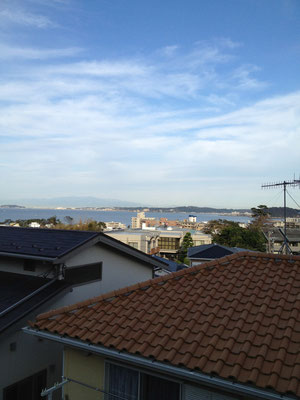2階から相模湾をのぞむ。左にみえるのが江ノ島。