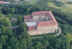 Vogelperspektive: Das Schillingsfürster Schloss