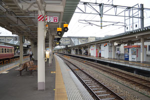 富山駅構内にてサンダーバードを待ちます。この後台風の影響で大幅に遅れる事に。。。