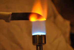 Blauflamme und glühende Messerspitze