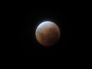 「皆既月食」の赤い月