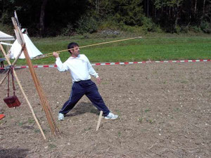 Der spanische Meister beim Training mit einer anderen Schleuderwaffe. Der Speerschleuder