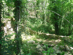 Le moulin pirouette en ruines