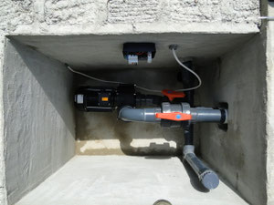Pumpe mit Ansaug- und Auslassrohr