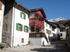 Haus von der Dorfstrasse aus betrachtet