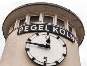 Turm mit Pegeluhr Pegel Köln Rheinwasserstand