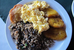 Frühstück mit Gallo Pinto (Reis und Bohnen) und Platanos (Kochbananen)