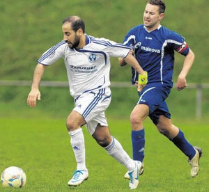 28.04.2013. Nicht zu stoppen: Harun Sarikaya (links) von der SG Sandbach ist dem Groß-Umstädter Benjamin Knöll voraus. In der Kreisoberliga gewann Sandbach 2:0, heute geht es im Derby gegen Seckmauern weiter. Foto: Guido Schiek 