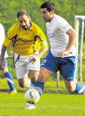 02.05.2013. Nachsetzen: Harun Sarikaya (links) von der SG Sandbach verfolgt Joannis Apostolidis (TSV Seckmauern). In der Kreisoberliga ging das Odenwälder Derby mit 4:0 an Sandbach. Foto: Guido Schiek