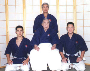 Familie Mochizuki begründer des Yoseikan Budo, Hiroo Mochizuki(hinten), Mitchi, Minoru, Kyoshi Mochizuki (vorne von links nach rechts)