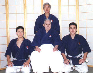 Famiglia Mochizuki fondatore del arte marziale Yoseikan Budo, Hiroo Mochizuki(dietro), Mitchi, Minoru, Kyoshi Mochizuki (davanti da sinistra a destra)