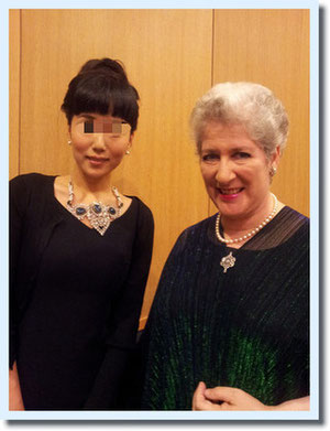 とても 麗しくチャーミングだったシャーロット・ド・ロスチャイルドさん。ネックレスを褒めてくださいました。泣いてしまった時目があったので恥ずかしい・・