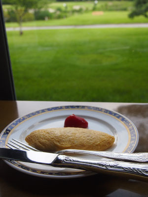 窓際が用意されていた。オムレツが美味しい^^