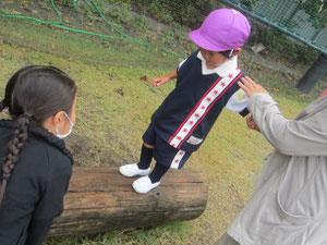 幼稚園年長組の子が面倒見てきにしてくれる