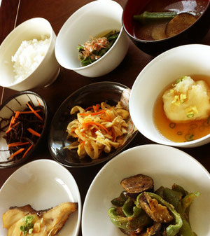 写真用に、並べ方は無視しています。食べ盛りだったらもっとメインを増やしてもよいかも。