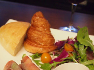 ☬アボガドの生ハム巻きと maison kayserの焼き立てパン
