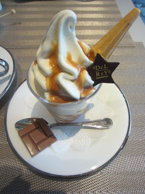 キャラメルソース。これは店内で食べると高くなるので、外でたべるのがよい。