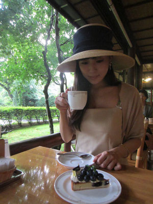程よい気温のテラス。窓側の緑の光の中のお茶は格別でした^^